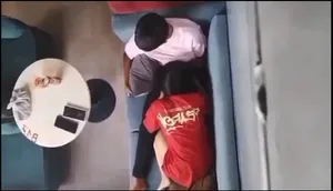 Quay lén bạn gái bú bú cho tình nhân nơi công cộng