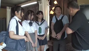 Thất nghiệp, ông bố khốn nạn dẫn 3 cô gái nhỏ đi bán dâm