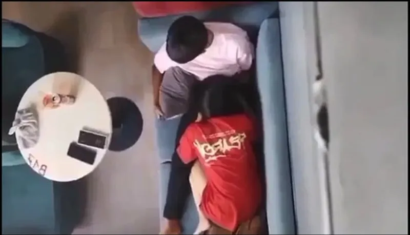 Quay lén bạn gái bú bú cho tình nhân nơi công cộng