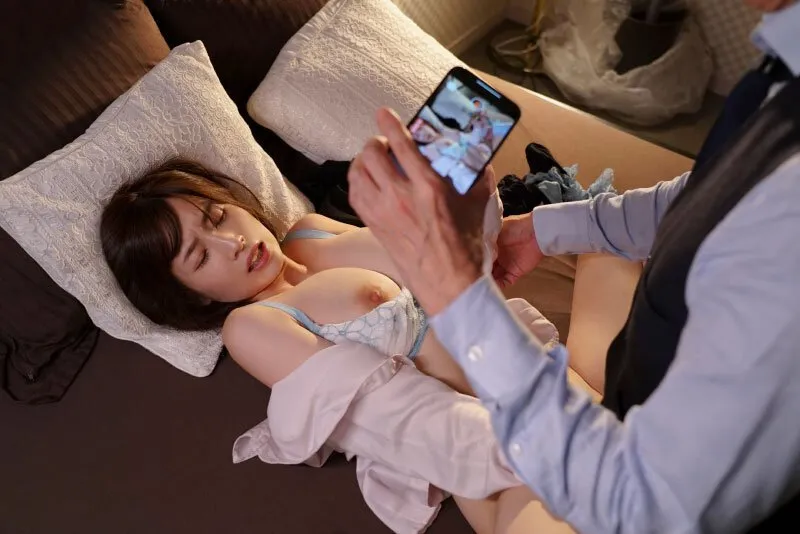 Cấp trên chuốc thuốc em thư ký bắt phang cả đêm khi đi làm ăn xa
