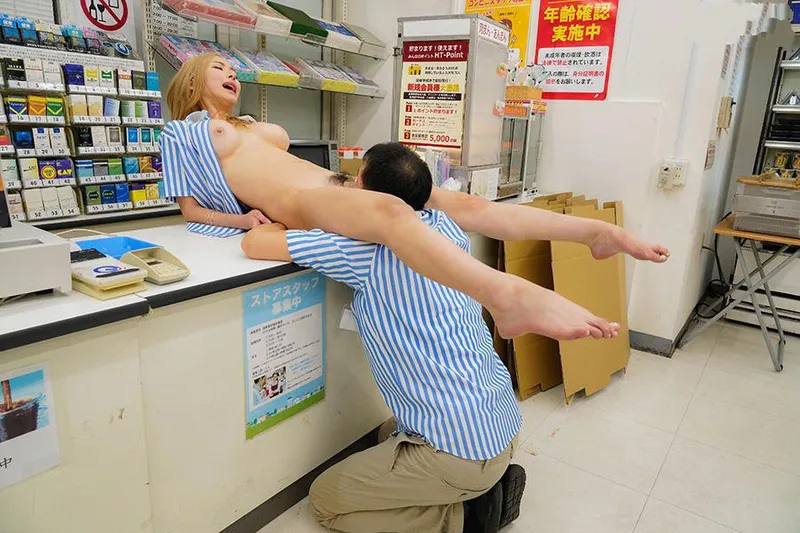 Anh tiền bối tống tình búp bê ngổ ngáo của chủ cửa hàng tiện lợi